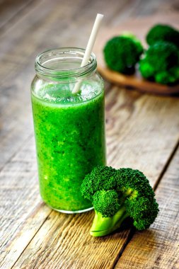 Yeşil sebze güler yüzlü ahşap arka plan cam