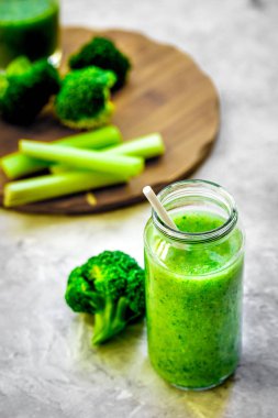 Yeşil sebze güler yüzlü gri arka plan cam