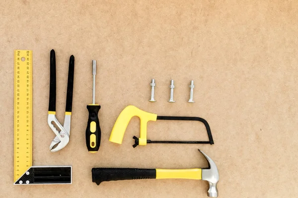 Hulpmiddelen voor het repareren van bovenaanzicht op plakbord achtergrond — Stockfoto