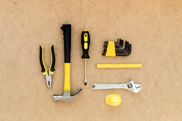 Werkzeuge zur Reparatur von Draufsicht auf Papphintergrund — Stockfoto
