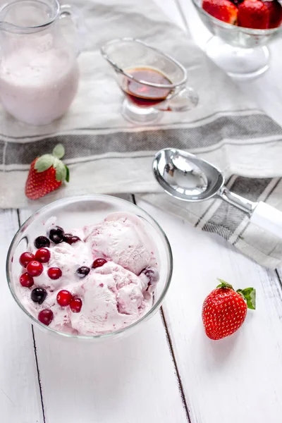 Helado casero orgánico en tazón de cristal sobre fondo de madera —  Fotos de Stock