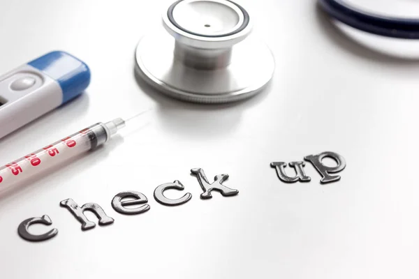 Concept tijd gezondheid check-up op witte achtergrond — Stockfoto