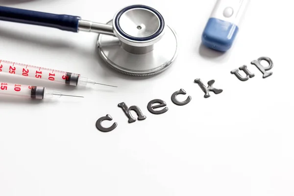 Concept tijd gezondheid check-up op witte achtergrond — Stockfoto