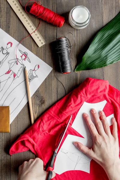 Biurko projektant ubrania z narzędziami widok z góry na drewniany stół — Zdjęcie stockowe