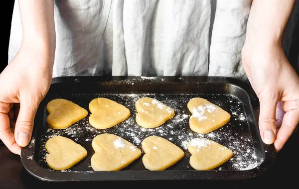 Cocinar galletas caseras con manos sobre fondo oscuro — Foto de Stock