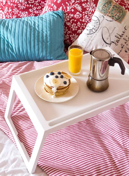 Konzept des Frühstücks im Bett auf Tablett mit Saft — Stockfoto