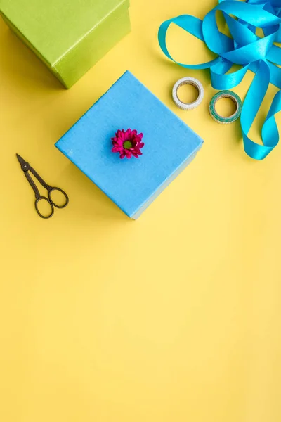 Verpakken van cadeaus in vak voor vakantie bovenaanzicht mock up — Stockfoto