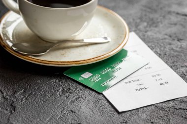 Restoran bill karanlık tablo arka plan üzerinde kahve için kredi kartı ile ödeme
