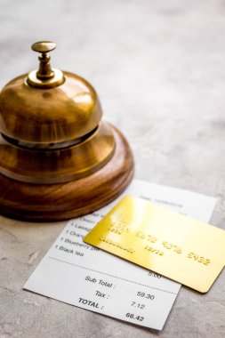 Taş Masa arka plan üzerinde Restoran bill, kartı ve garson yüzük