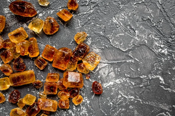 Brokken van bruine suiker voor snoep op keuken tabel achtergrond bovenaanzicht mock up — Stockfoto