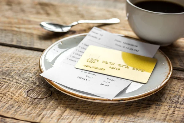 Factura del restaurante, tarjeta y café sobre fondo de mesa de madera — Foto de Stock