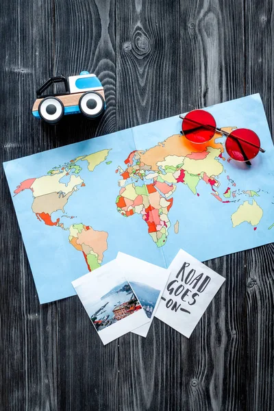 Turisztikai ruhát Térkép, utazás a gyerekek sötét fából készült háttér felülnézet — Stock Fotó