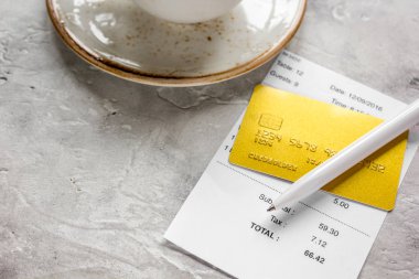 Taş Masa arka plan üzerinde kredi kartı ile ödeme için kahve ve alış faturası
