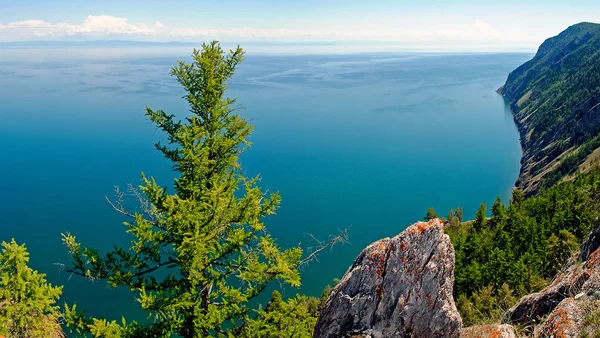 Lac Baïkal paysage d'été, vue d'une falaise, Russie — Photo