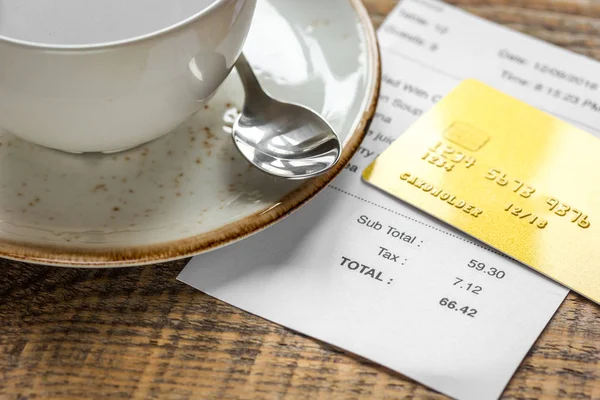 ahşap masa arka plan üzerinde kredi kartı ile ödeme için kahve ve alış faturası