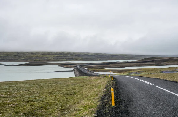 Μακρύς ο δρόμος διασχίζοντας πεδίο διάσημο ποώδη λάβα, Ισλανδία — Φωτογραφία Αρχείου
