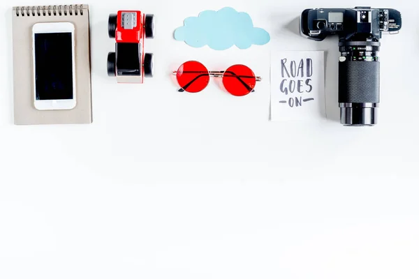 metin için mobil ve kamera beyaz arka plan Üstten Görünüm alanı ile çocukla seyahat planlama