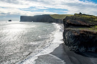 Siyah kum plaj, Reynisfjara kıyıya yakın yerde Köyü Vik, Atlantik Okyanusu, İzlanda