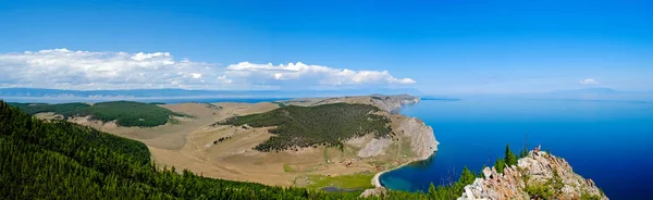 Bajkal sjön sommarlandskap, utsikt från en klippa, Ryssland — Stockfoto