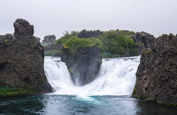 Hjalparfoss Wasserfall in den Schluchten, Island — Stockfoto