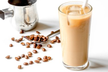 buzlu cam beyaz zemin üzerine kahve