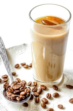 buzlu cam beyaz zemin üzerine kahve