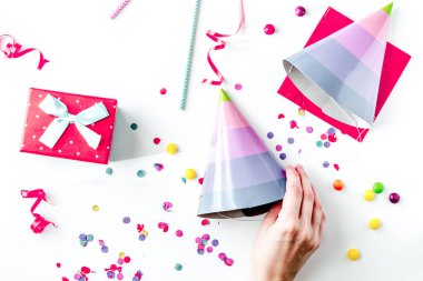 konsept doğum günü partisi üst görünümü beyaz arkaplan maketi