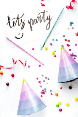 konsept doğum günü partisi üst görünümü beyaz arkaplan maketi