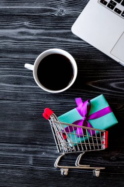 kavram ahşap arka plan alay etmek yukarıya üstünde laptop ile online alışveriş