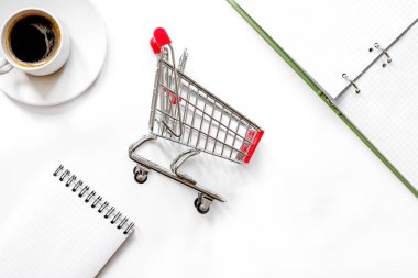 kavram smartphone beyaz arka planda sahte ile online alışveriş