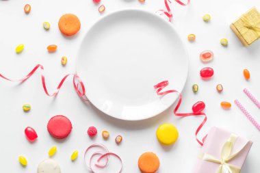 Hediye kutusu ile renkli parti öğeleri beyaz arka plan kadar sahte