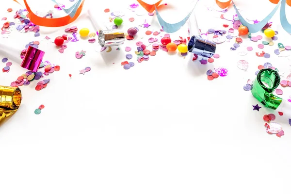 Koncept födelsedag fest på vit bakgrund ovanifrån mönster — Stockfoto