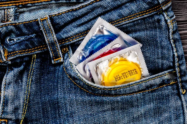 Begreppet manliga preventivmedel kondom i jeans ficka — Stockfoto