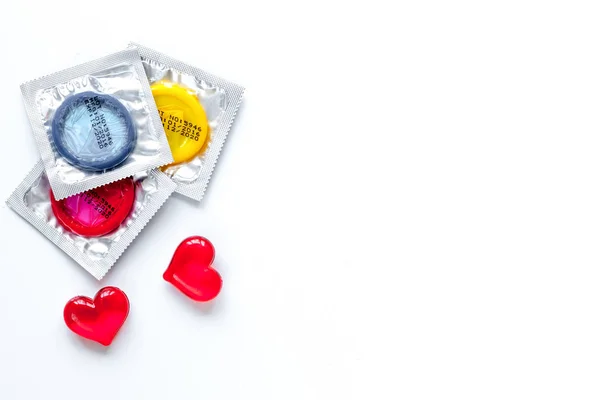 Concepto de preservativo anticonceptivo masculino sobre fondo blanco vista superior — Foto de Stock