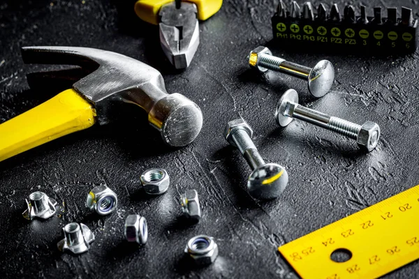 Werkzeuge zur Reparatur von Nahaufnahmen auf dunklem Hintergrund — Stockfoto