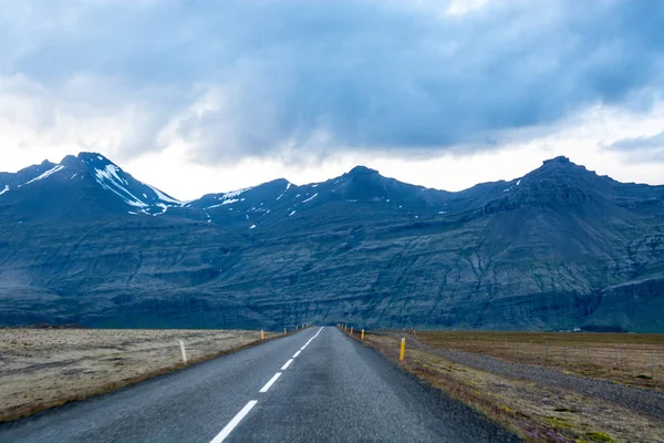 Όμορφα βουνά και δραματικό ουρανό κατά μήκος του δρόμου στην Ισλανδία — Φωτογραφία Αρχείου