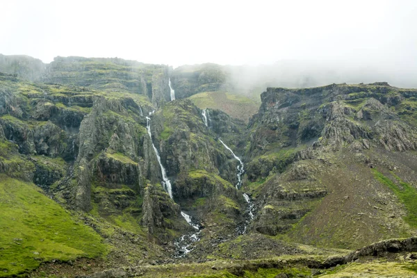 Belle montagne e cielo drammatico lungo la strada in Islanda — Foto Stock