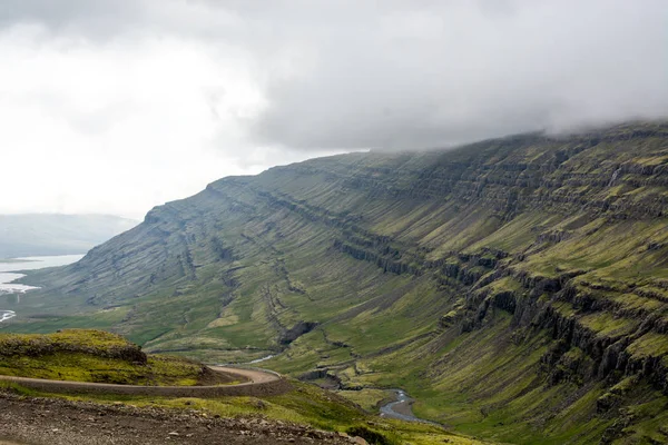 Belles montagnes et ciel spectaculaire le long de la route en Islande — Photo