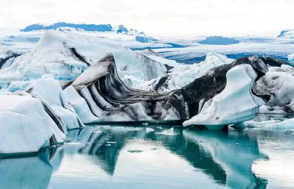 Plovoucí ledovce v ledovcové jezero jokulsarlon na Islandu — Stock fotografie