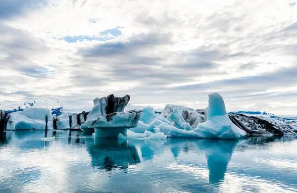 Pływające góry lodowe w lodowatym jeziorze jokulsarlon w Islandii — Zdjęcie stockowe
