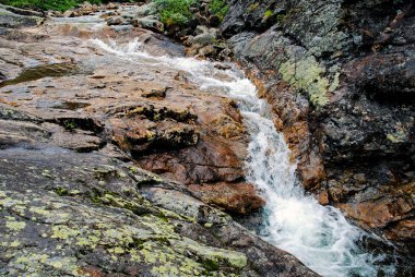 Yaz yatay, Baykal Gölü yakınındaki dağlarda dağ nehir