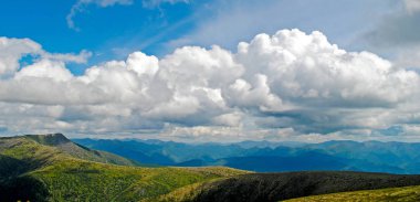 Yaz dağ manzarası. Tepeler ve çayırlar görünümünü Deniz Baykal, Rusya