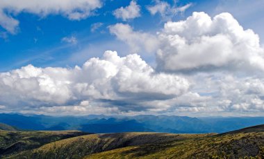 Yaz dağ manzarası. Tepeler ve çayırlar görünümünü Deniz Baykal, Rusya