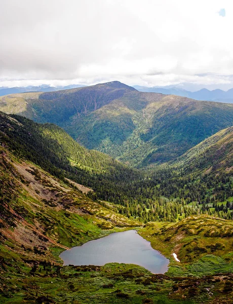 Sommerberglandschaft. Blick auf die Hügel und Wiesen am Baikalsee, Russland — Stockfoto