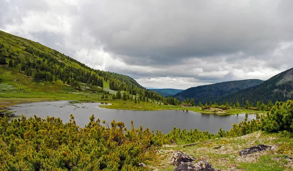 夏山景观。俄罗斯贝加尔湖的山丘和草甸观 — 图库照片
