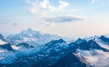 Kar Elbrus dağlar kış güneşli gün kapalı.
