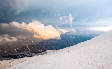 Gün batımı, dağ manzarası, manzaraları ve doğa Elbruz Dağı yüksek kar üstleri