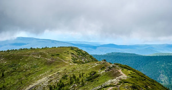 Panorama de la costa rocosa y las montañas cerca del lago Baikal —  Fotos de Stock