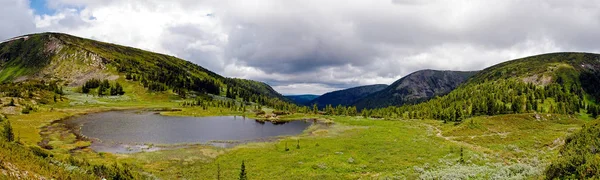 全景图的岩石海岸和贝加尔湖附近的山脉 — 图库照片