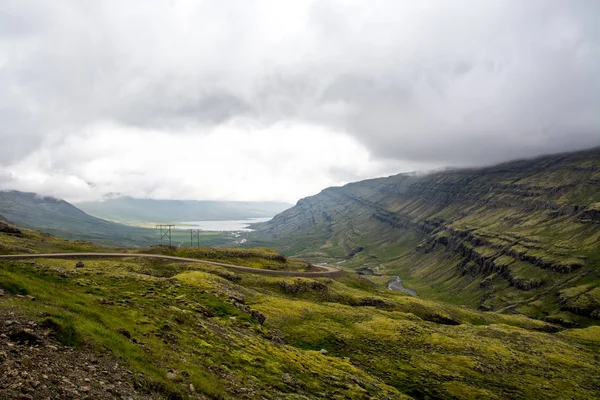 Beautiful mountains and dramatic sky along the road in Iceland — Stock Photo, Image